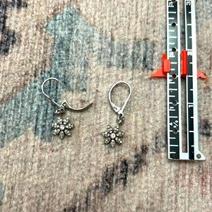 Crystal flower design dangle earrings